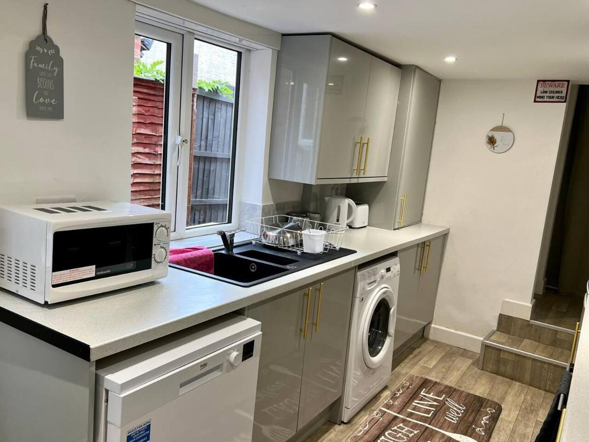 4 Bedroom Terrace House Wellingborough Exterior photo